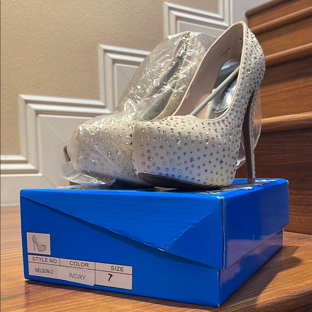 De Blossom Collection Silver Cream Heels with Glitter Finish